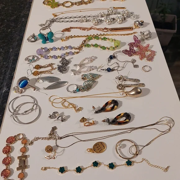 Elegant Gold and Silver Tone Jewelry Set - Picture 3 of 9